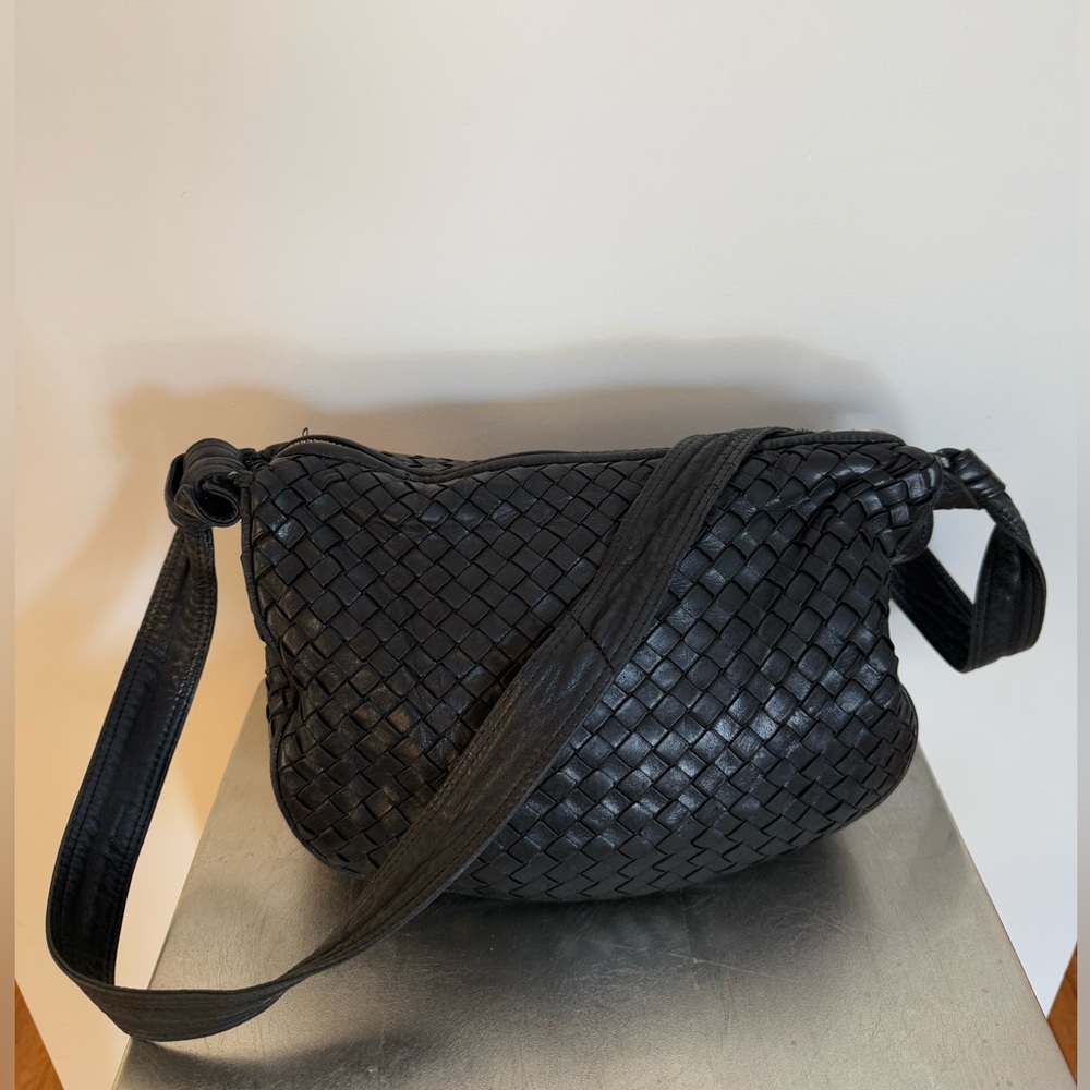 Vintage Bottega Veneta intrecciato leather black crossbody new lining